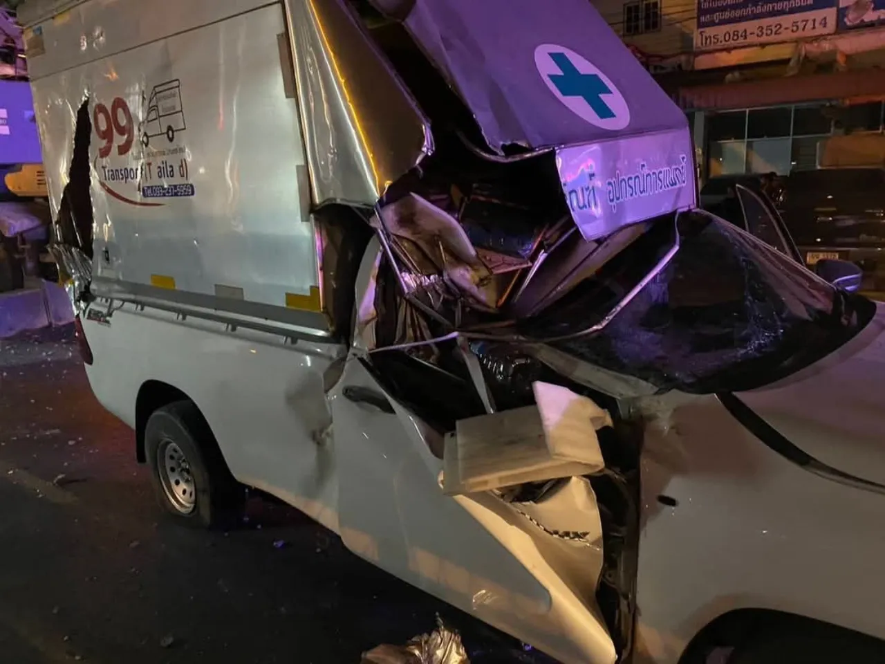 พระราม 2 อีกแล้ว รถเครนร่วงตกจากทางด่วน ทับกระบะตู้ทึบ บาดเจ็บ 1 ราย 3 รถเครน