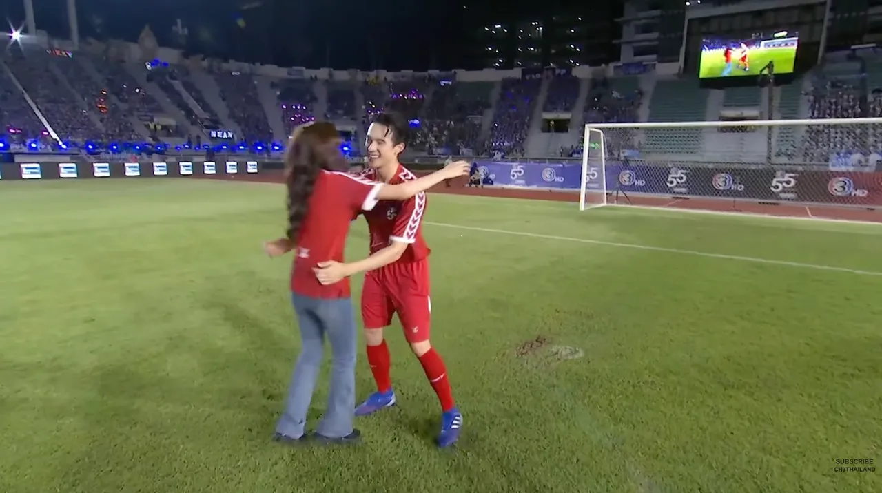 เจมส์-พาย โชว์โมเมนต์หวานฉ่ำ ทั้งกอดทั้งอุ้มในงานฟุตบอลช่อง 3 ทำแฟนๆ ฟินกระจาย 