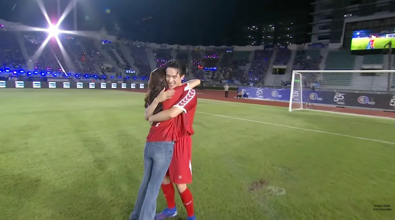 เจมส์-พาย โชว์โมเมนต์หวานฉ่ำ ทั้งกอดทั้งอุ้มในงานฟุตบอลช่อง 3 ทำแฟนๆ ฟินกระจาย 