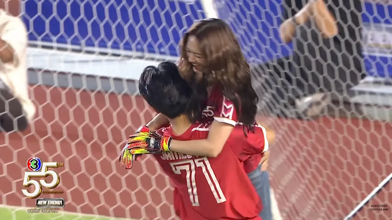 เจมส์-พาย โชว์โมเมนต์หวานฉ่ำ ทั้งกอดทั้งอุ้มในงานฟุตบอลช่อง 3 ทำแฟนๆ ฟินกระจาย 