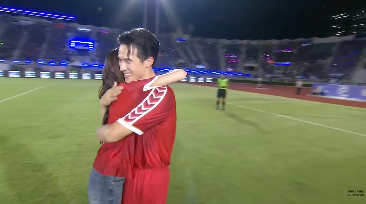 เจมส์-พาย โชว์โมเมนต์หวานฉ่ำ ทั้งกอดทั้งอุ้มในงานฟุตบอลช่อง 3 ทำแฟนๆ ฟินกระจาย 