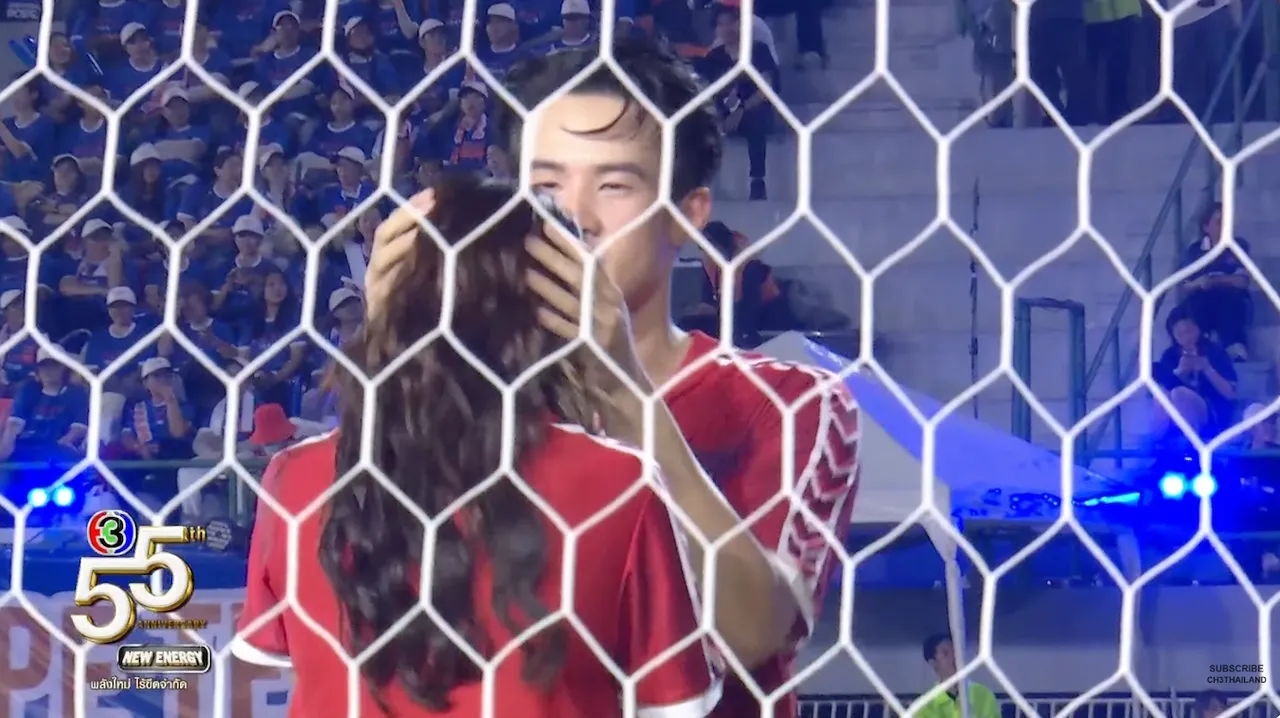 เจมส์-พาย โชว์โมเมนต์หวานฉ่ำ ทั้งกอดทั้งอุ้มในงานฟุตบอลช่อง 3 ทำแฟนๆ ฟินกระจาย 