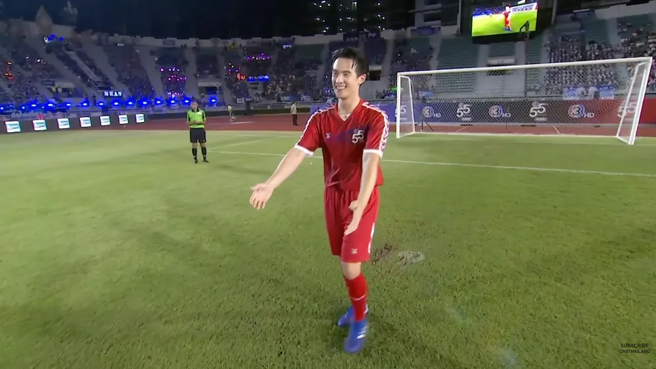 เจมส์-พาย โชว์โมเมนต์หวานฉ่ำ ทั้งกอดทั้งอุ้มในงานฟุตบอลช่อง 3 ทำแฟนๆ ฟินกระจาย 