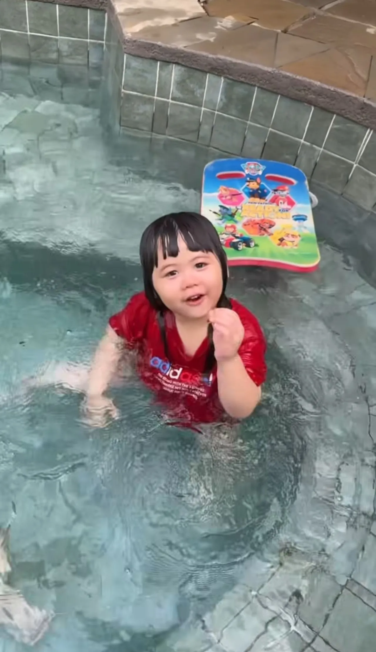 แม่ชมพู่ อุ้ม น้องเกล วิ่งลงจากชั้น 47 ขณะเกิดแผ่นดินไหว พ่อน็อต ลงคลิปเด็กๆ ปลอดภัยดี