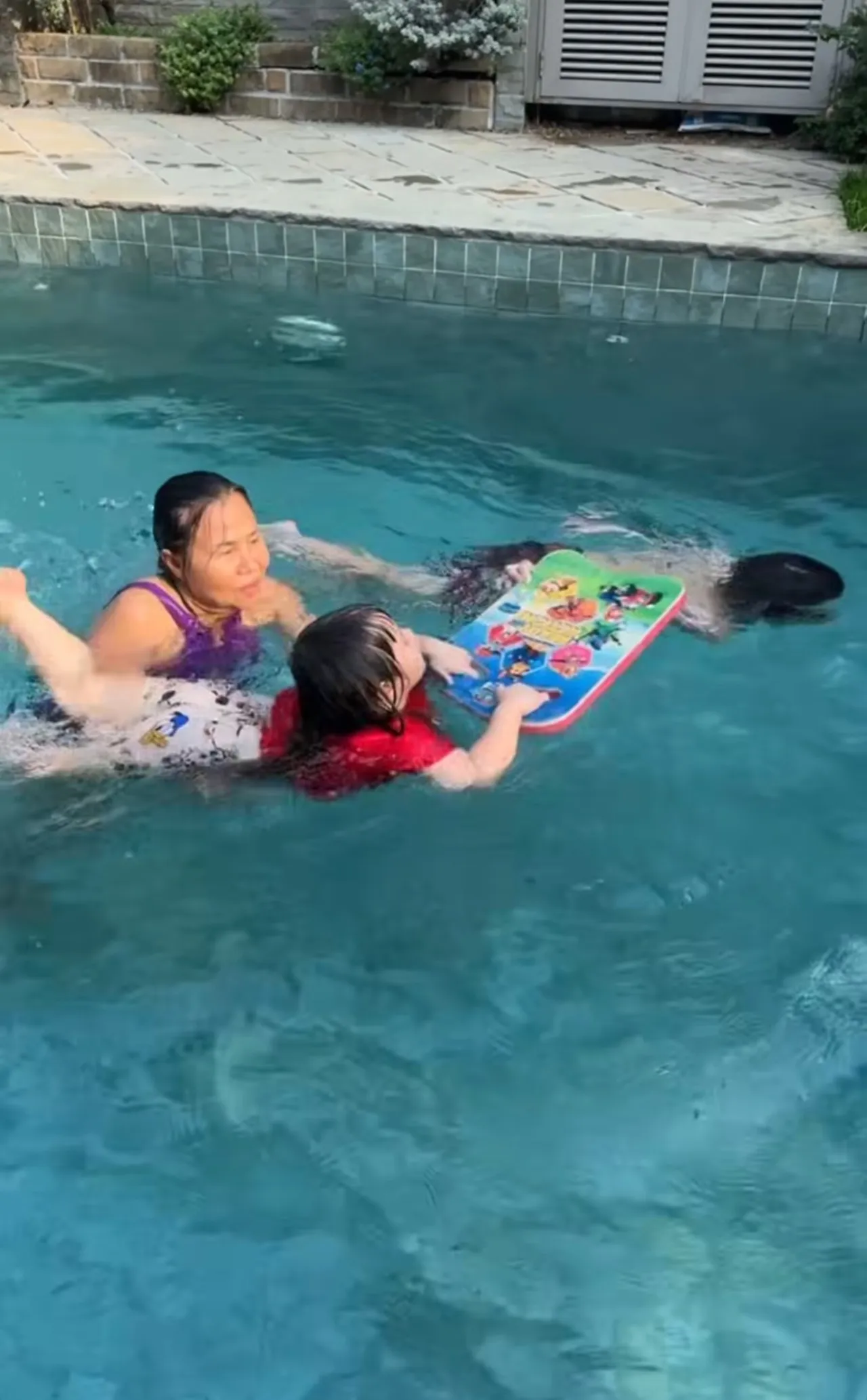 แม่ชมพู่ อุ้ม น้องเกล วิ่งลงจากชั้น 47 ขณะเกิดแผ่นดินไหว พ่อน็อต ลงคลิปเด็กๆ ปลอดภัยดี