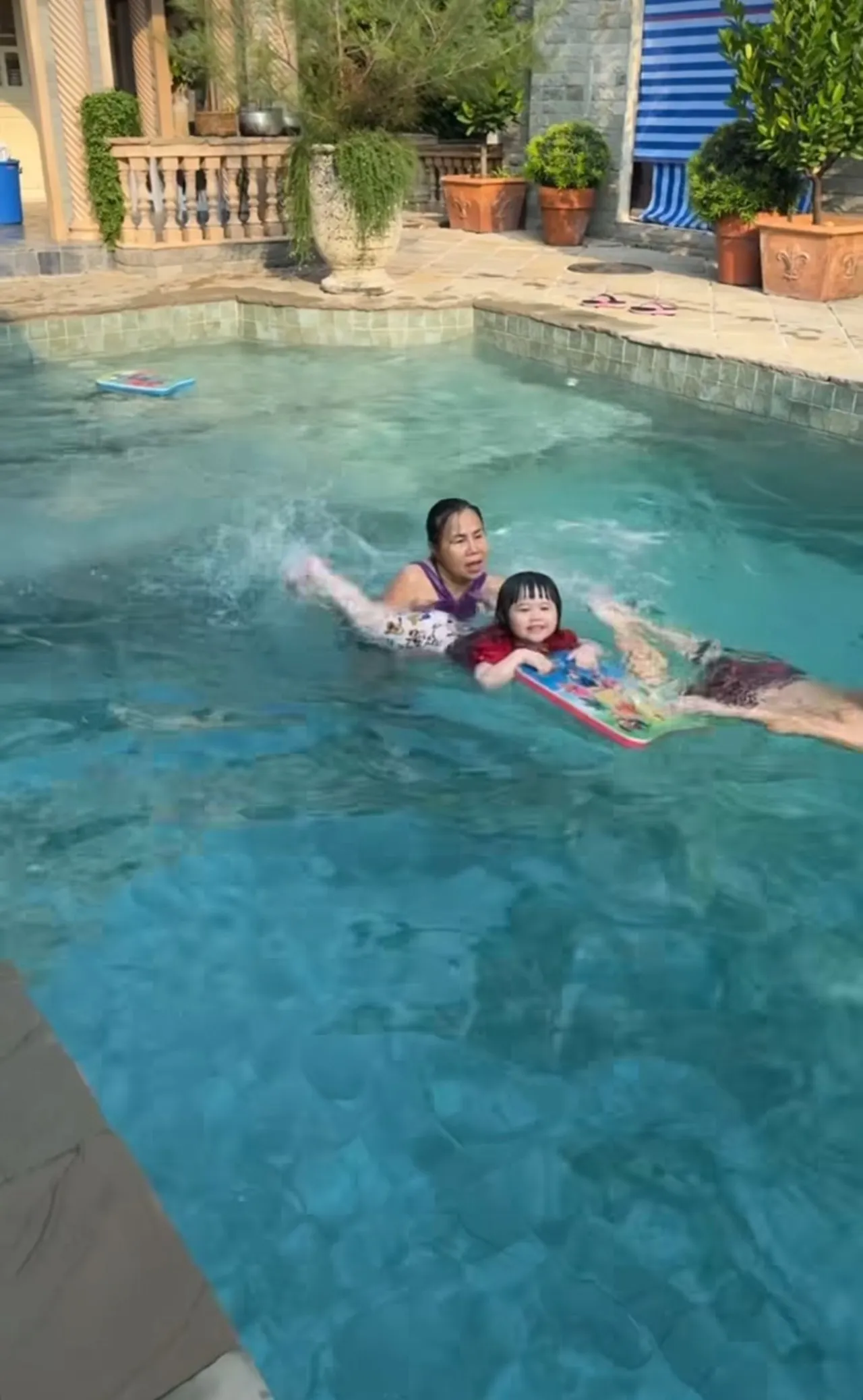 แม่ชมพู่ อุ้ม น้องเกล วิ่งลงจากชั้น 47 ขณะเกิดแผ่นดินไหว พ่อน็อต ลงคลิปเด็กๆ ปลอดภัยดี