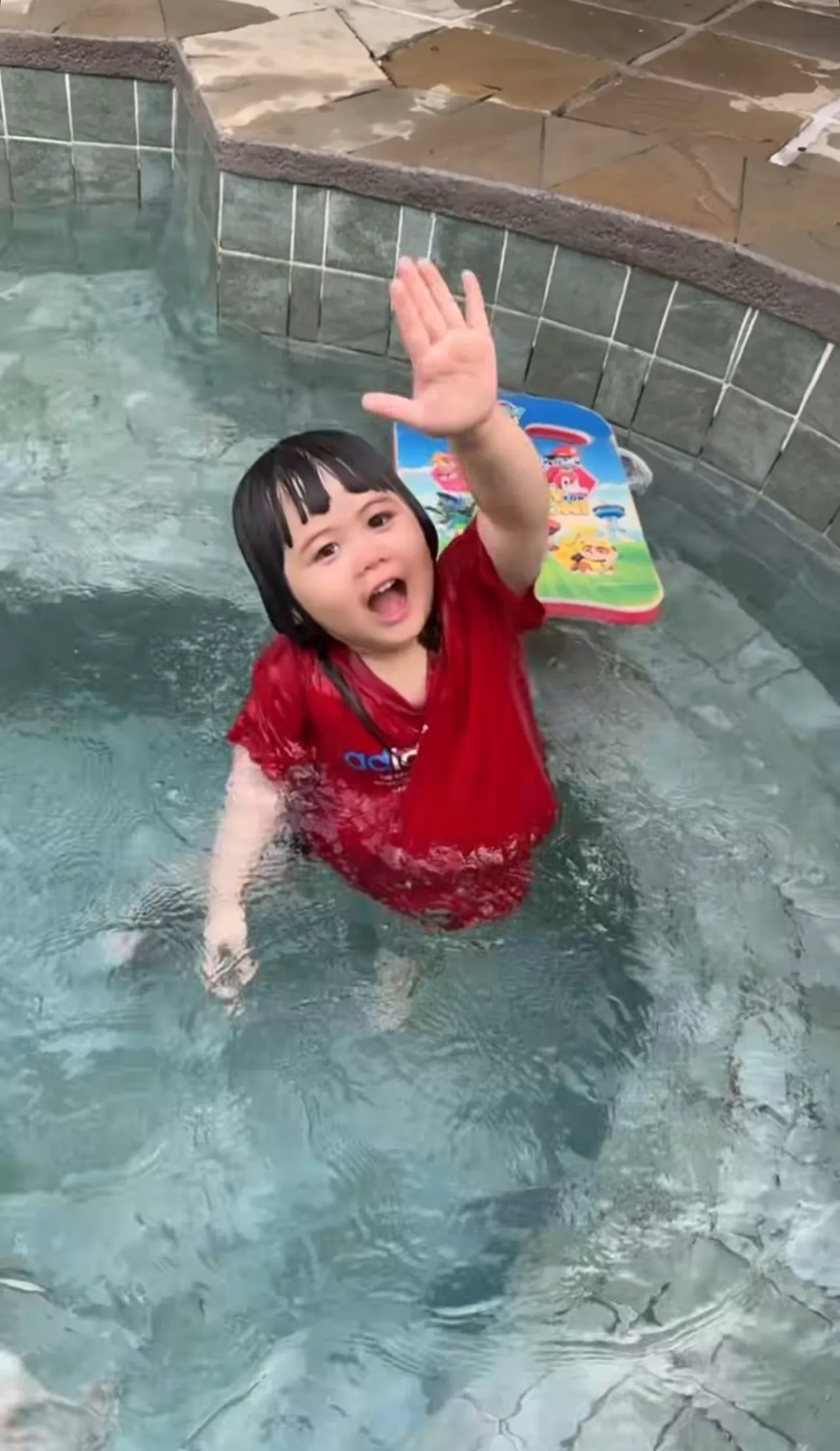 แม่ชมพู่ อุ้ม น้องเกล วิ่งลงจากชั้น 47 ขณะเกิดแผ่นดินไหว พ่อน็อต ลงคลิปเด็กๆ ปลอดภัยดี