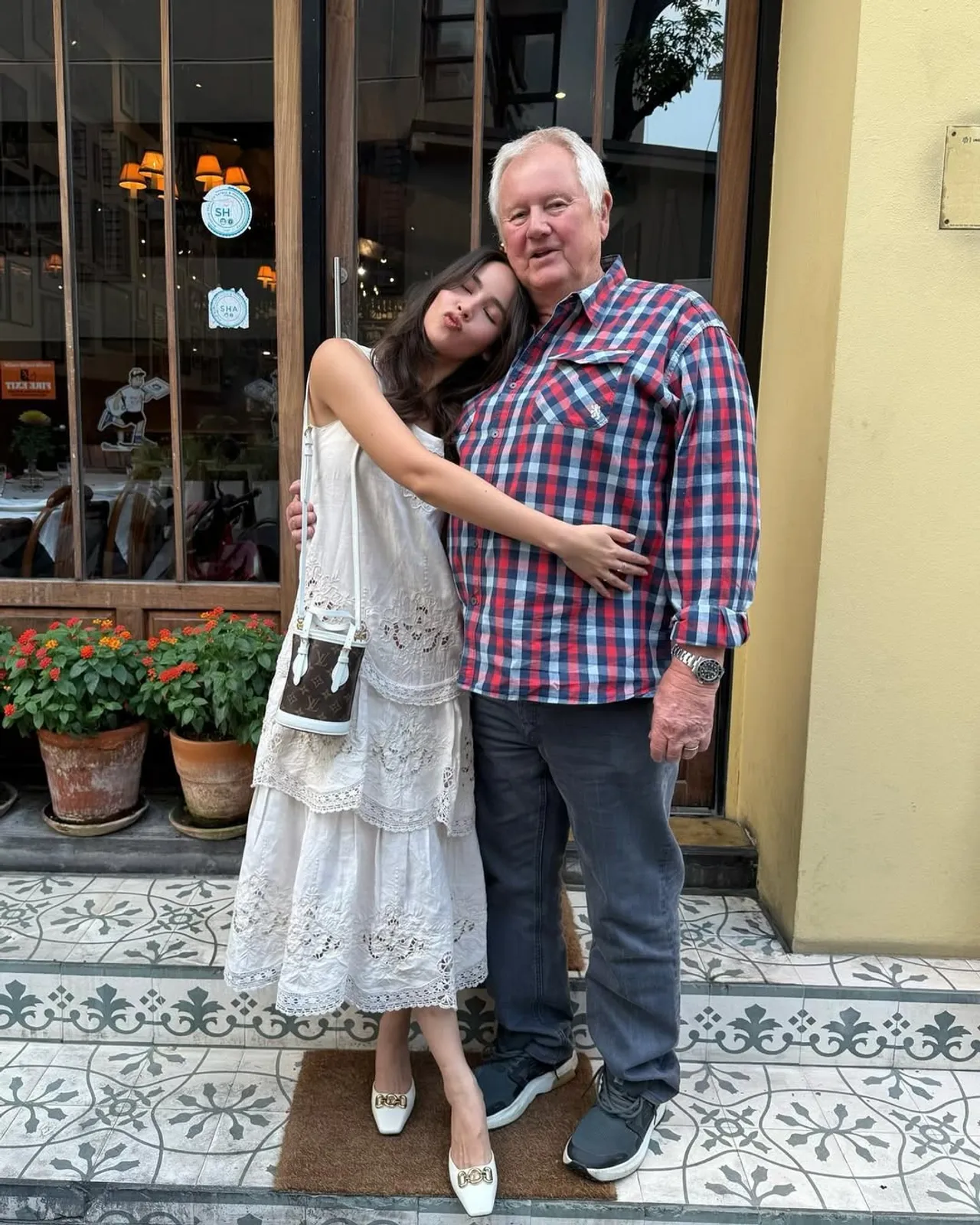 ญาญ่า อุรัสยา พาพ่อวิ่งหนีแผ่นดินไหวจากคอนโดชั้น 22 พ่อล้มจนเข้าโรงพยาบาล