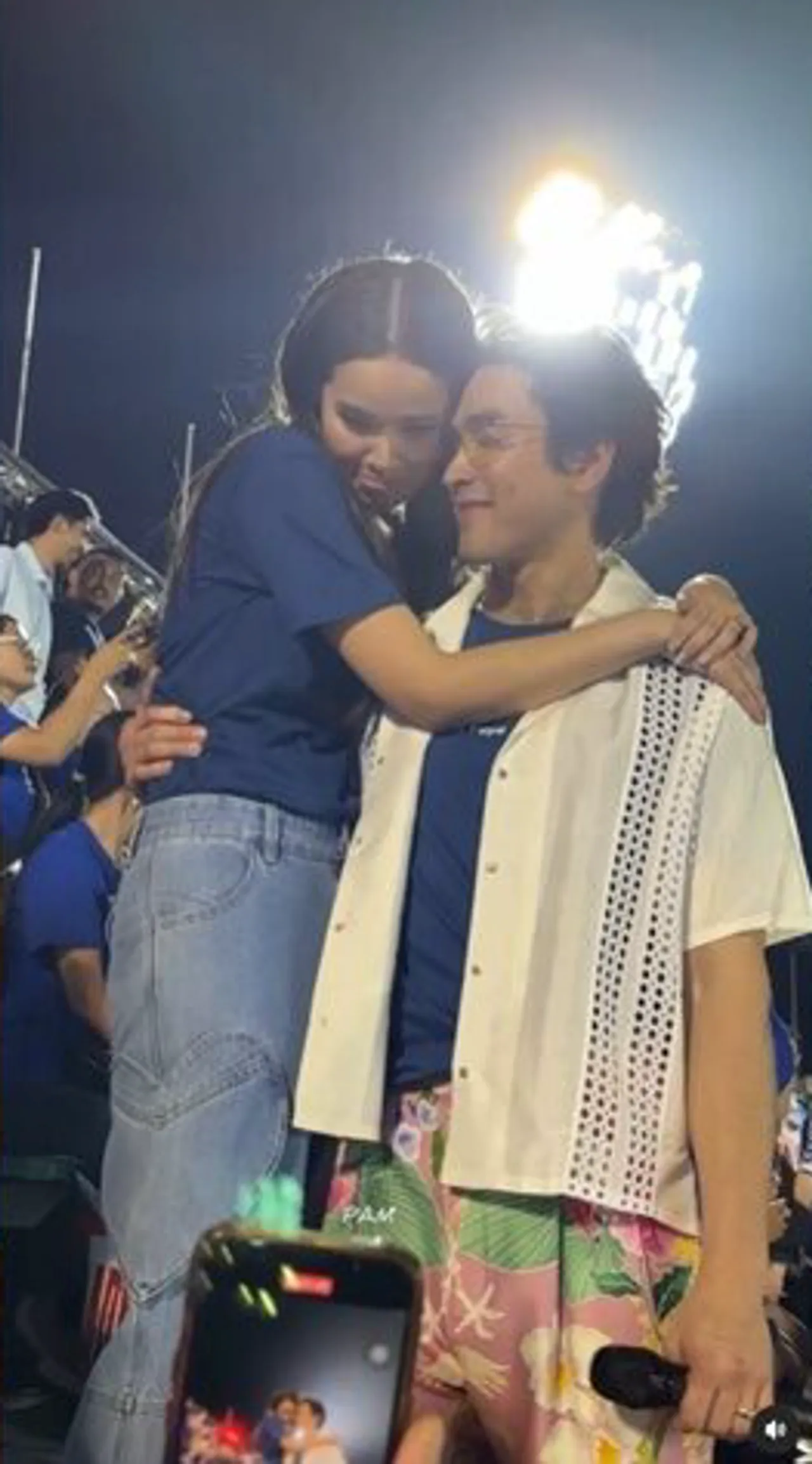 ญาญ่า อุรัสยา พาพ่อวิ่งหนีแผ่นดินไหวจากคอนโดชั้น 22 พ่อล้มจนเข้าโรงพยาบาล