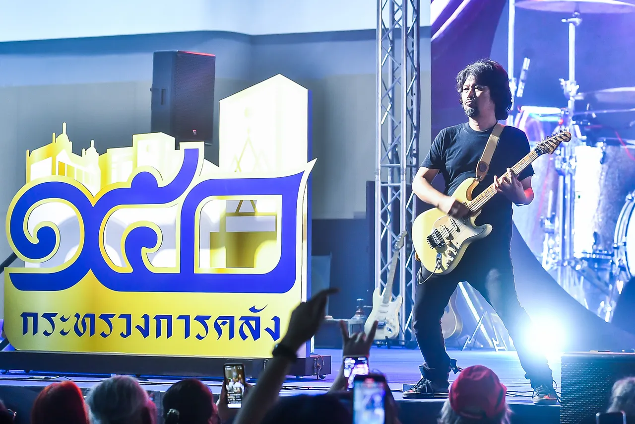 เสก โลโซ ขึ้นโชว์บนเวที จัดเต็มความสนุก ฮีเสิร์ฟเพลงฮิตในมินิคอนเสิร์ต