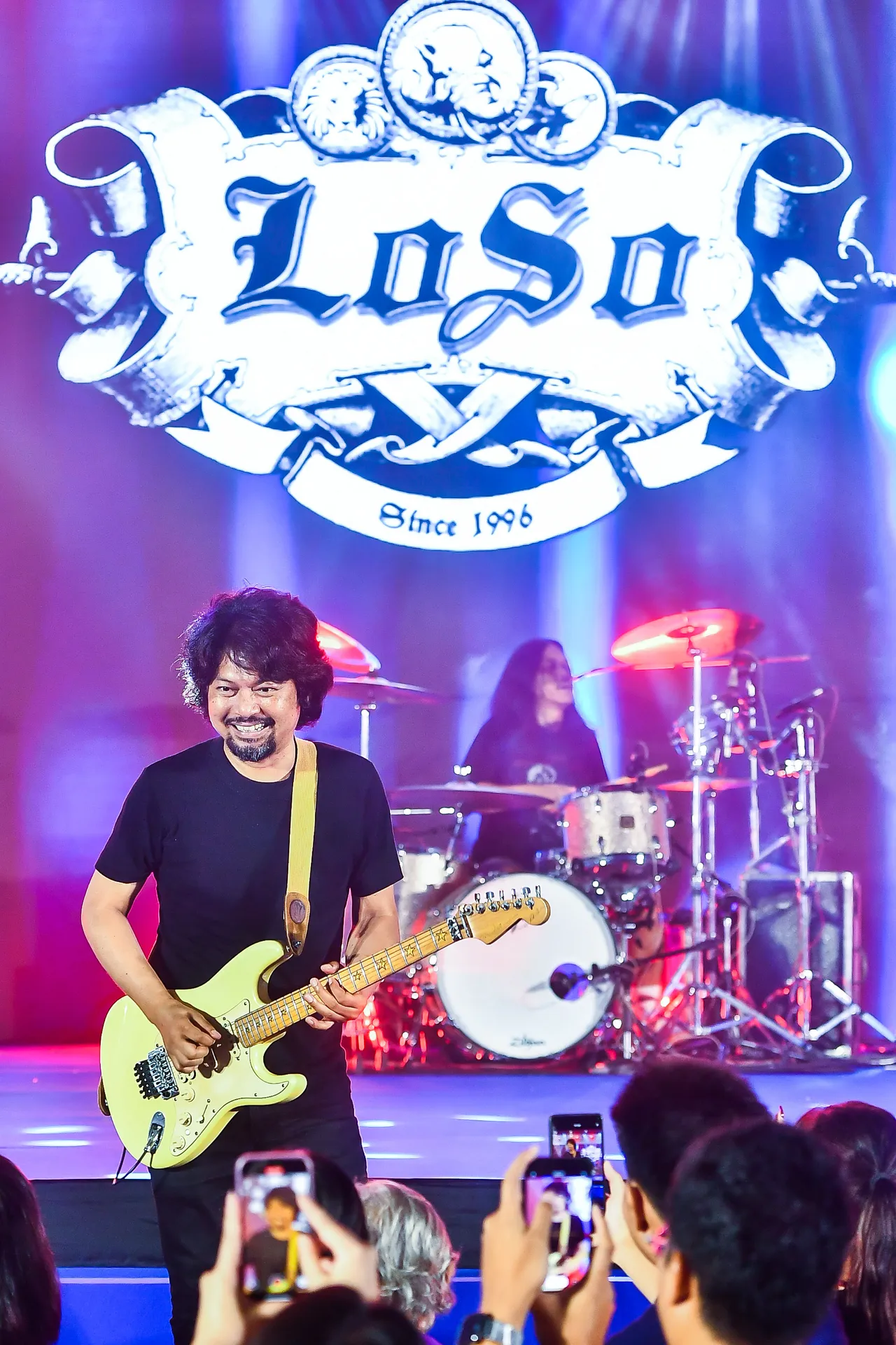 เสก โลโซ ขึ้นโชว์บนเวที จัดเต็มความสนุก ฮีเสิร์ฟเพลงฮิตในมินิคอนเสิร์ต