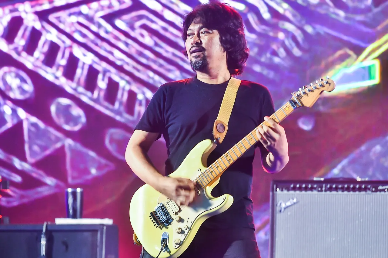 เสก โลโซ ขึ้นโชว์บนเวที จัดเต็มความสนุก ฮีเสิร์ฟเพลงฮิตในมินิคอนเสิร์ต