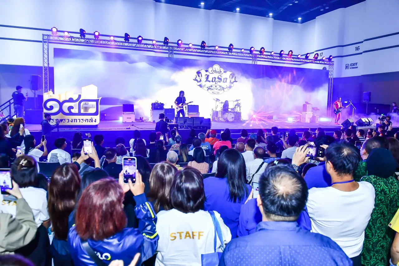 เสก โลโซ ขึ้นโชว์บนเวที จัดเต็มความสนุก ฮีเสิร์ฟเพลงฮิตในมินิคอนเสิร์ต