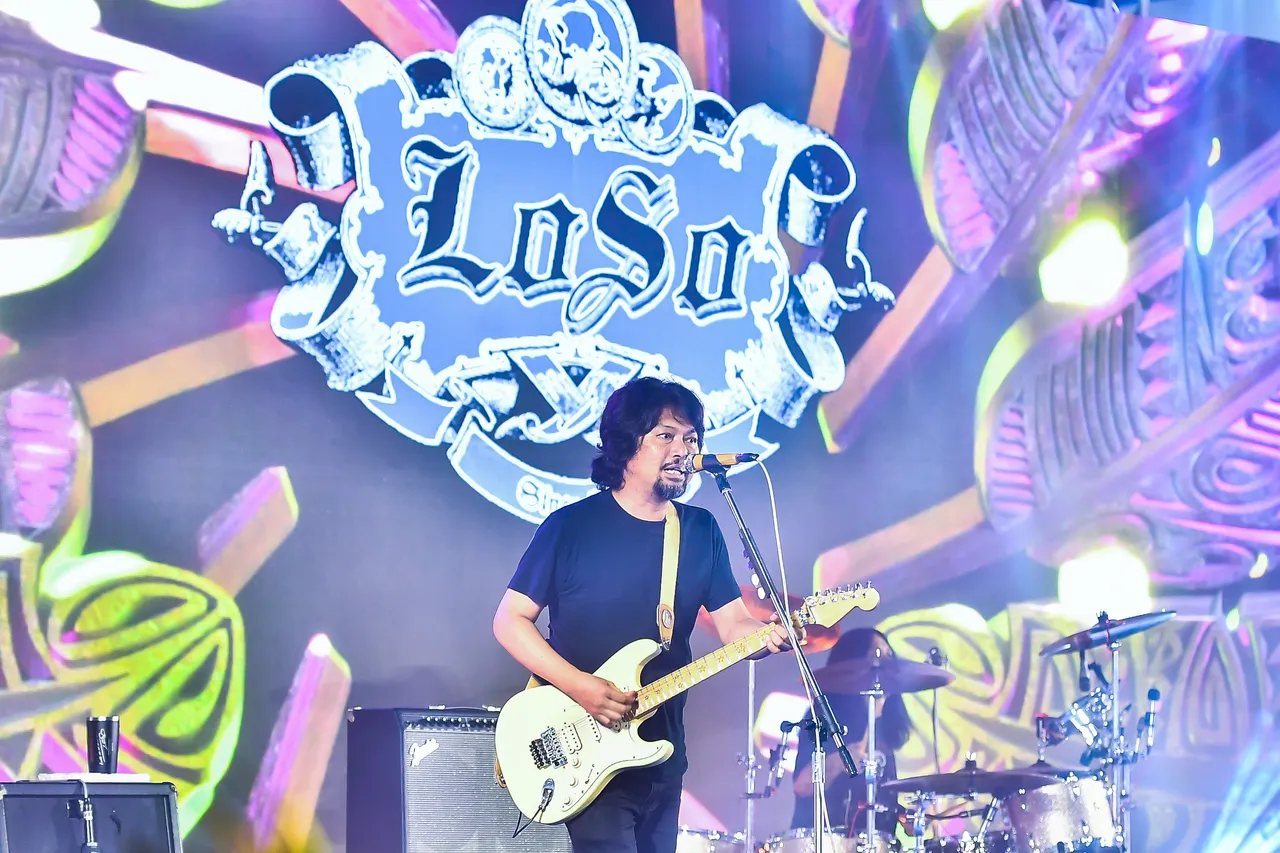 เสก โลโซ ขึ้นโชว์บนเวที จัดเต็มความสนุก ฮีเสิร์ฟเพลงฮิตในมินิคอนเสิร์ต