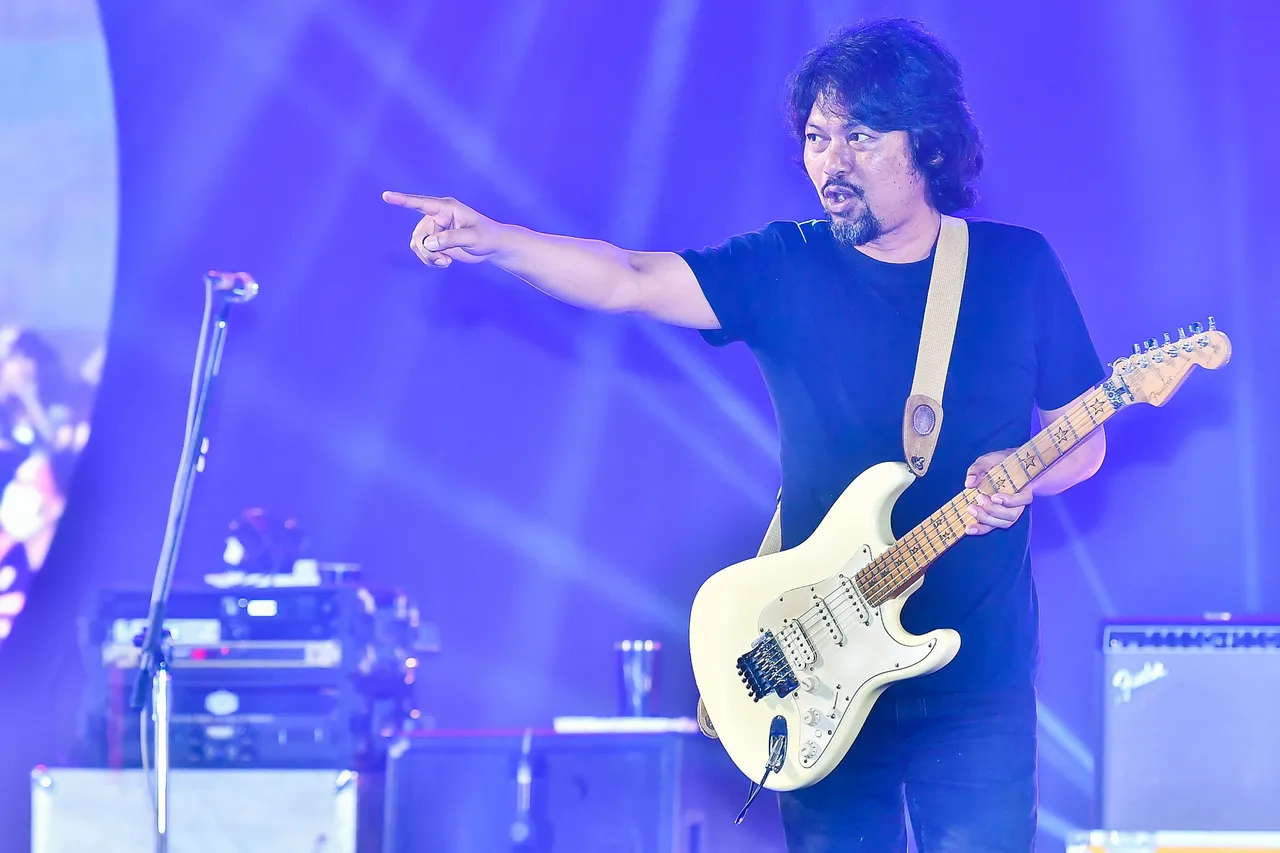 เสก โลโซ ขึ้นโชว์บนเวที จัดเต็มความสนุก ฮีเสิร์ฟเพลงฮิตในมินิคอนเสิร์ต