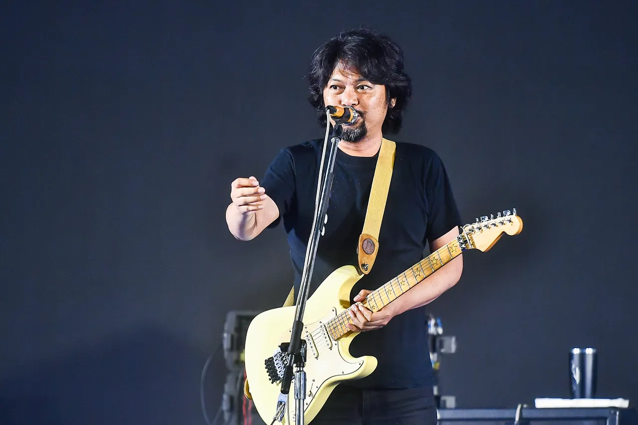 เสก โลโซ ขึ้นโชว์บนเวที จัดเต็มความสนุก ฮีเสิร์ฟเพลงฮิตในมินิคอนเสิร์ต