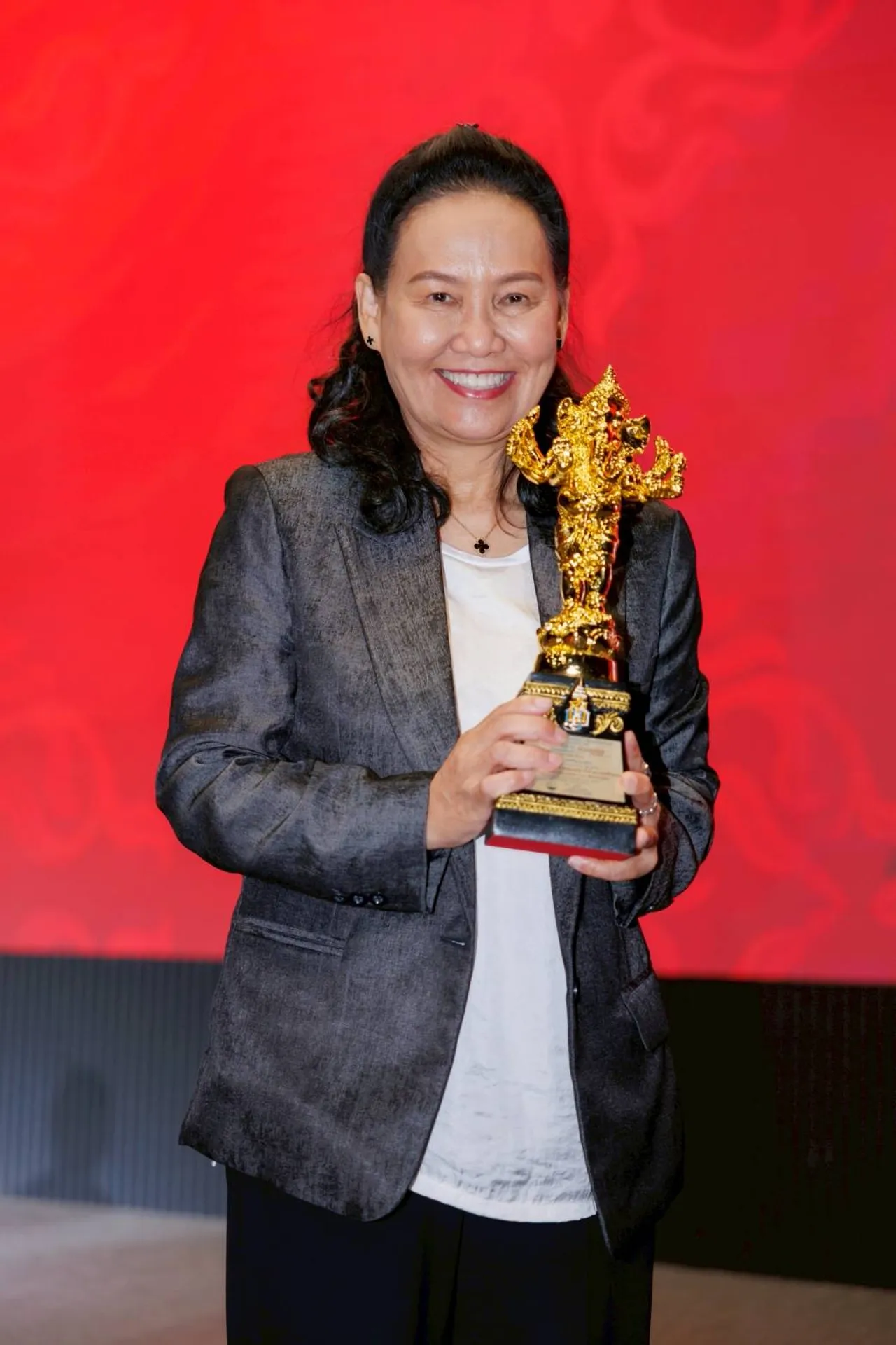 หมอเน๋ง-ญดา นำทีมรับรางวัลนักแสดงนำชายหญิงยอดเยี่ยม รางวัลพิฆเนศวร ประจำปี ๒๕๖๘