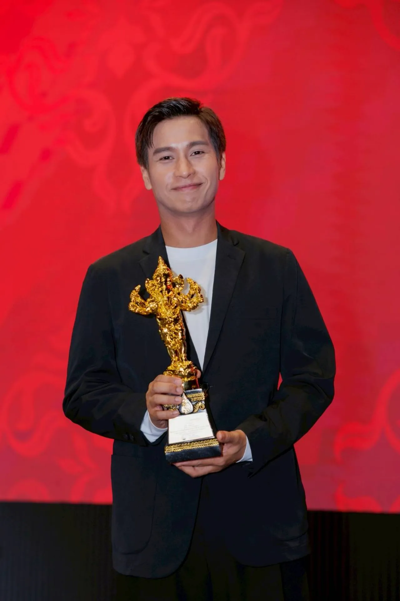 หมอเน๋ง-ญดา นำทีมรับรางวัลนักแสดงนำชายหญิงยอดเยี่ยม รางวัลพิฆเนศวร ประจำปี ๒๕๖๘