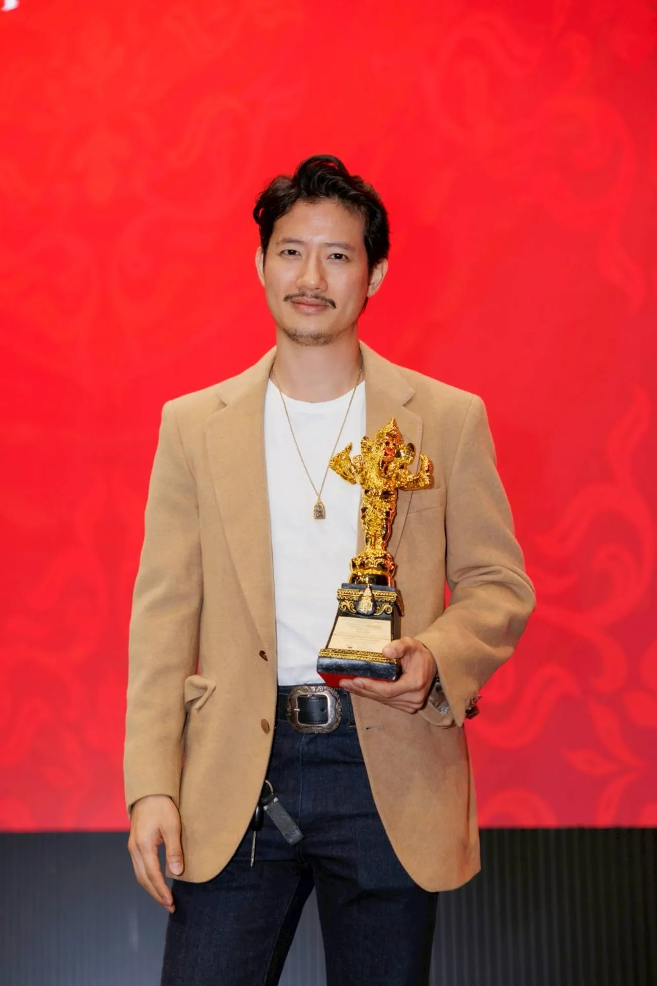 หมอเน๋ง-ญดา นำทีมรับรางวัลนักแสดงนำชายหญิงยอดเยี่ยม รางวัลพิฆเนศวร ประจำปี ๒๕๖๘