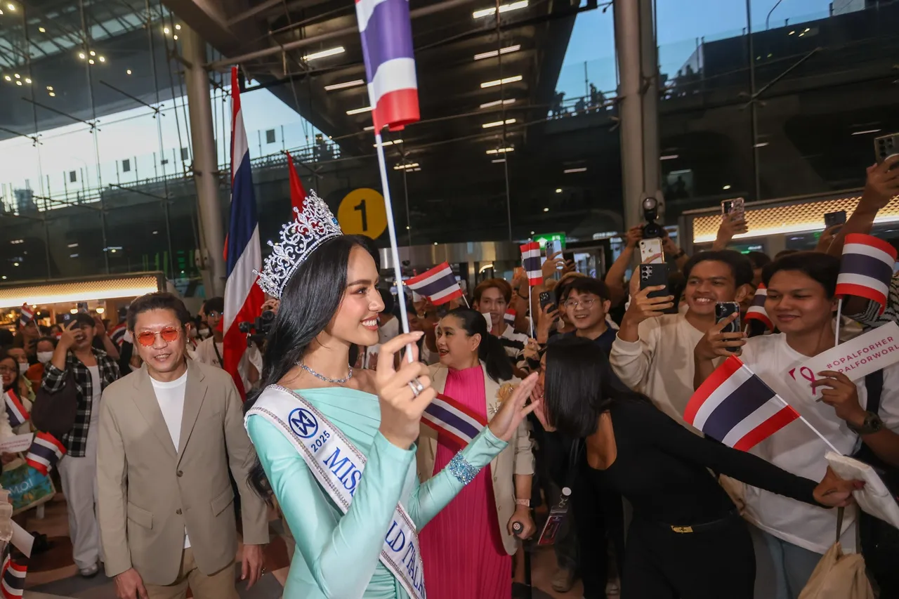 สนามบินแตก!! แฟนนางงามรอส่ง โอปอล สุชาตา ไปชิงมงฟ้า Miss World 2025 ที่อินเดีย