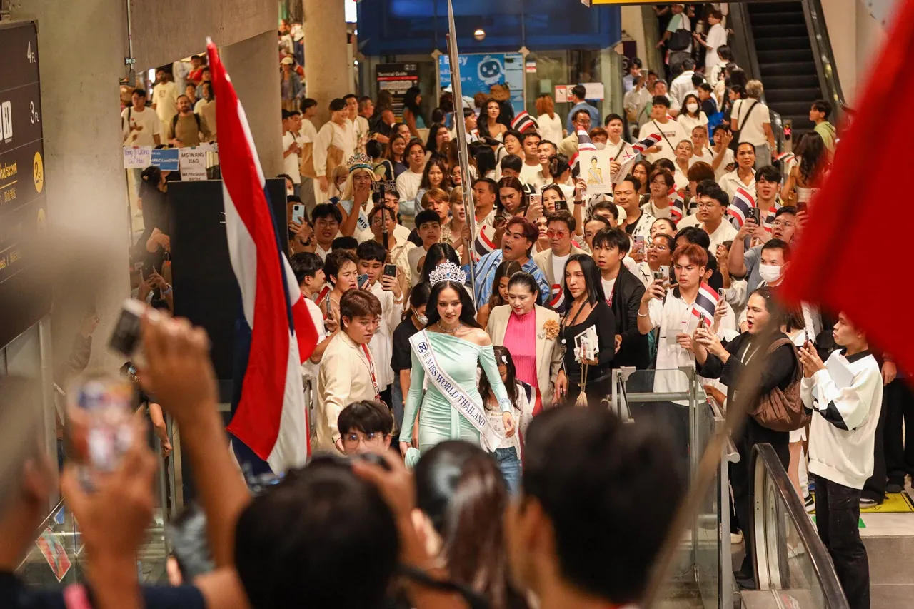 สนามบินแตก!! แฟนนางงามรอส่ง โอปอล สุชาตา ไปชิงมงฟ้า Miss World 2025 ที่อินเดีย
