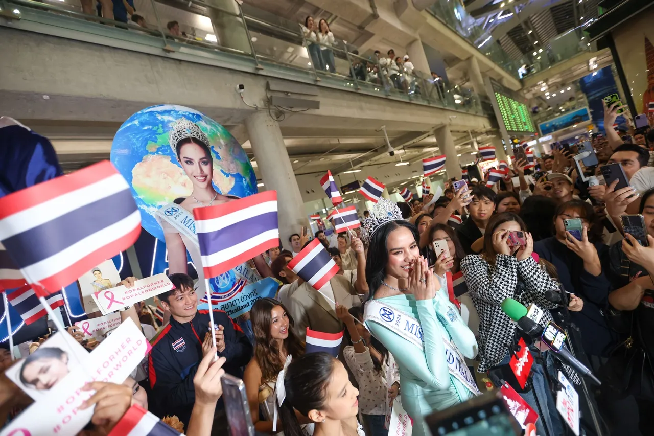 สนามบินแตก!! แฟนนางงามรอส่ง โอปอล สุชาตา ไปชิงมงฟ้า Miss World 2025 ที่อินเดีย