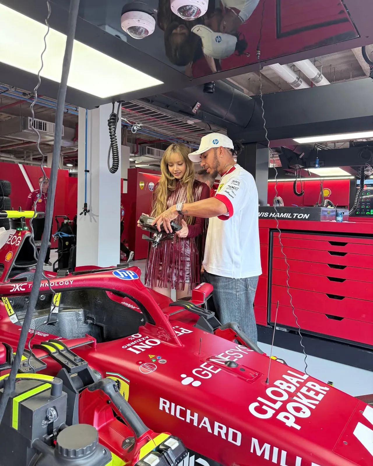 ลิซ่า ลลิษา สุดปัง ปรากฏตัวในงานแข่งรถ F1 ในฐานะแขกคนสำคัญของเฟอร์รารี