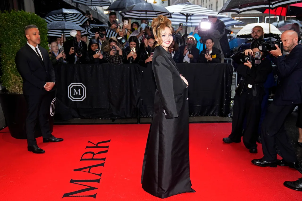 ลิซ่า สวยเซ็กซี่สะกดทุกสายตา เฉิดฉายใน All Black Look ร่วมงาน Met Gala 