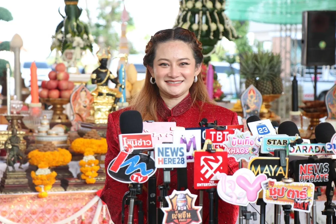 หมอปลาย เผยคำทำนายสุดช็อก วงการบันเทิงจะเจอข่าวใหญ่ ดาราสาวจะพังเพราะมีโลก 5 ใบ (คลิป)