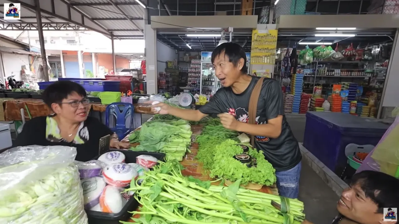 จำได้ไหม? อั๋น ชุลีพร เมียตลกล้อต๊อก เคยถูกรางวัล 18 ล้าน แต่ชีวิตพลิกต้องนั่งมาขายผักใช้หนี้