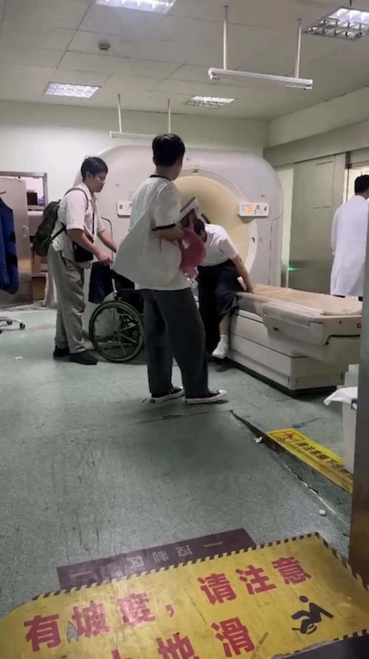 กระติ๊บ ชวัลกร ปวดท้องหนักถูกพาส่งโรงพยาบาลที่จีน เจอยอดค่ารักษา ถูกจนช็อก