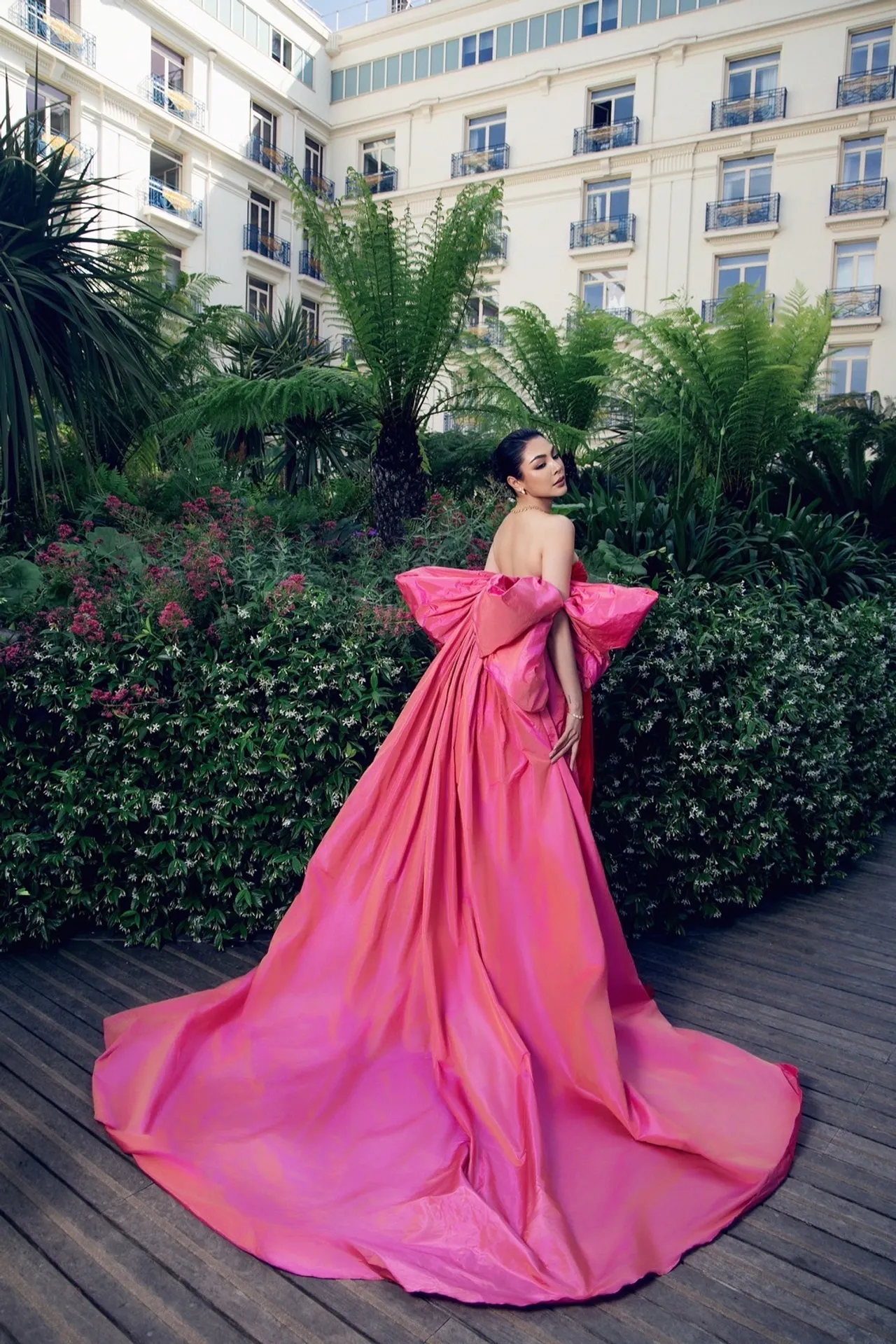 เฟมัสมาก ฝ้าย พีรญา สร้างปรากฏการณ์คานส์แตก ลุคคลาสสิกติดแกลม