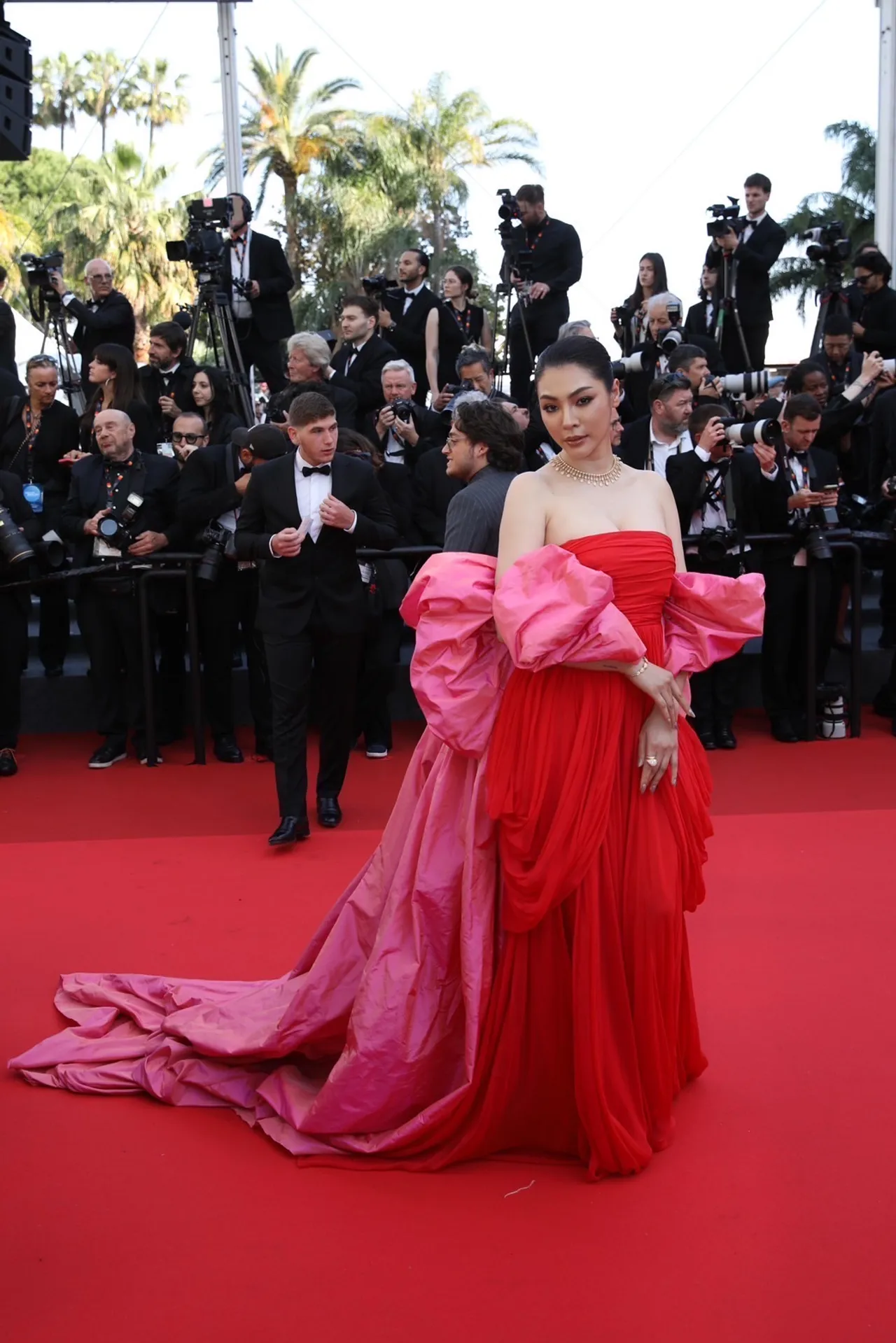 เฟมัสมาก ฝ้าย พีรญา สร้างปรากฏการณ์คานส์แตก ลุคคลาสสิกติดแกลม