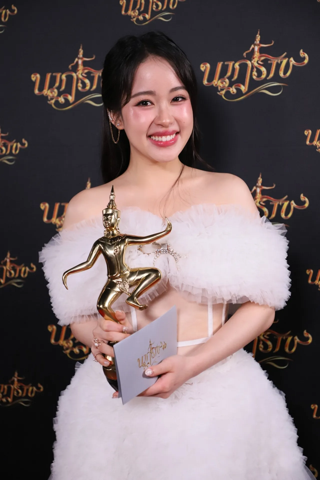 สรุปผลรางวัลนาฏราช ครั้งที่ 16 "ใบเฟิร์น" คว้านำหญิง 2 รางวัล "ชาคริต" นำชายยอดเยี่ยม