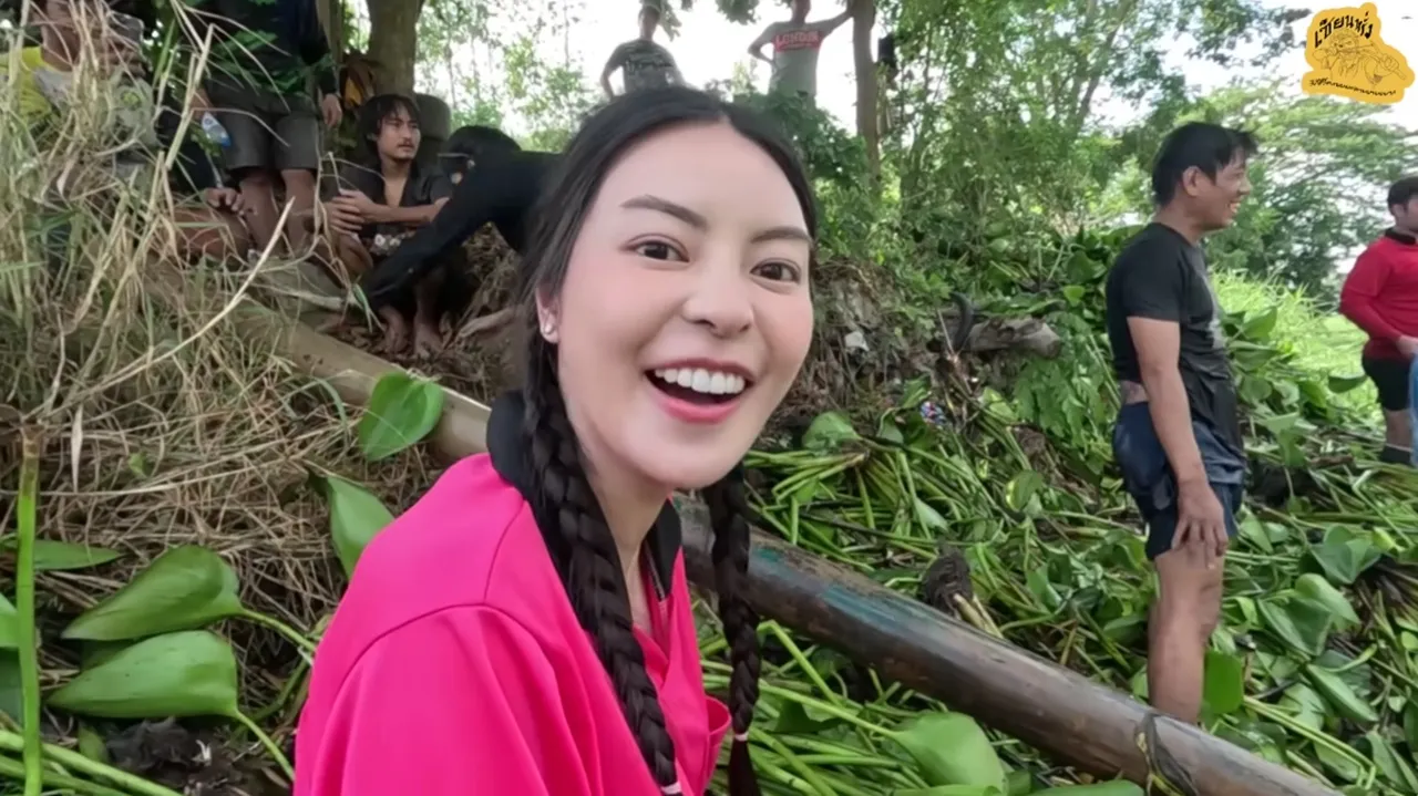 เอวา หน้าเหวอ เจอแก๊งเซียนหรั่งโชว์ก้นจังๆ กลางคลิป ชาวเน็ตดราม่าแห่ถามทำเกินไปไหม