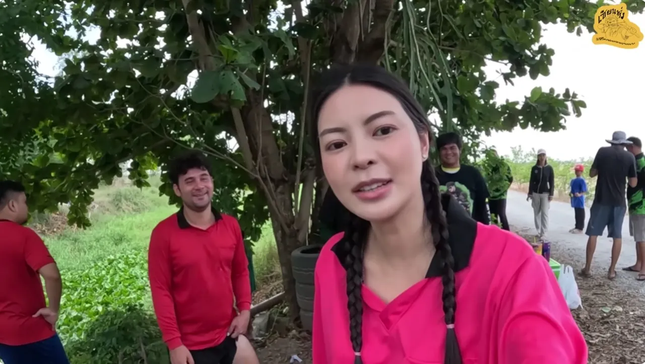 เอวา หน้าเหวอ เจอแก๊งเซียนหรั่งโชว์ก้นจังๆ กลางคลิป ชาวเน็ตดราม่าแห่ถามทำเกินไปไหม