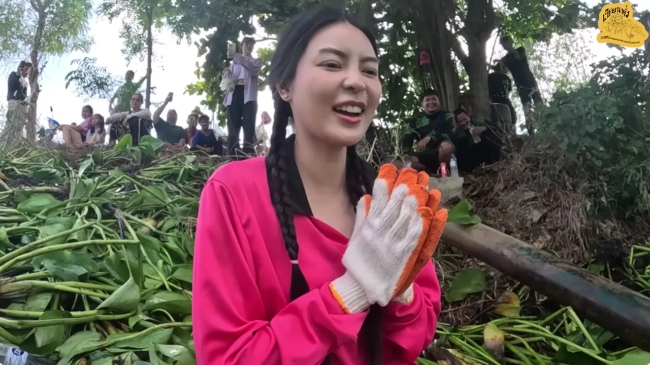 เอวา หน้าเหวอ เจอแก๊งเซียนหรั่งโชว์ก้นจังๆ กลางคลิป ชาวเน็ตดราม่าแห่ถามทำเกินไปไหม