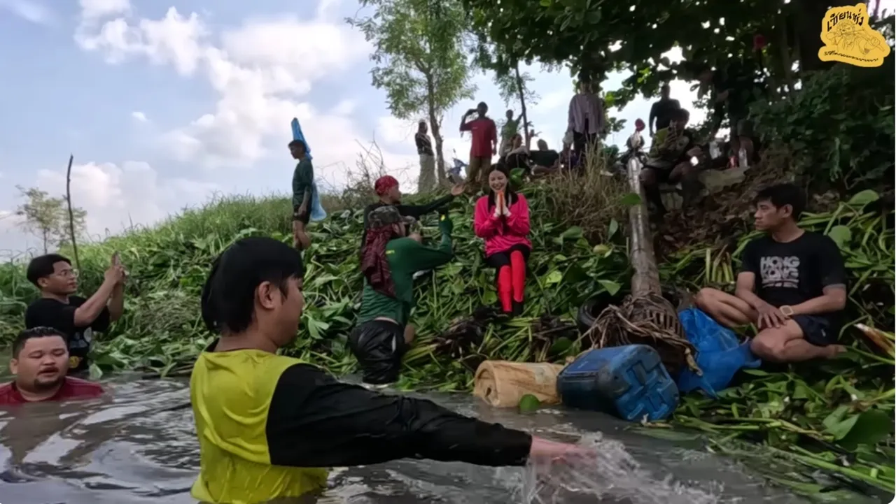 เอวา หน้าเหวอ เจอแก๊งเซียนหรั่งโชว์ก้นจังๆ กลางคลิป ชาวเน็ตดราม่าแห่ถามทำเกินไปไหม