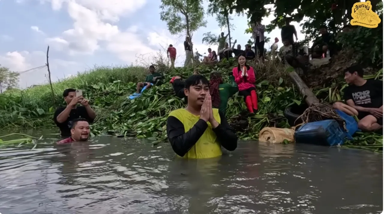 เอวา หน้าเหวอ เจอแก๊งเซียนหรั่งโชว์ก้นจังๆ กลางคลิป ชาวเน็ตดราม่าแห่ถามทำเกินไปไหม