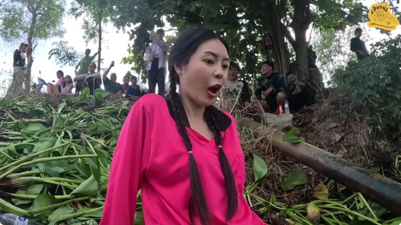 เอวา หน้าเหวอ เจอแก๊งเซียนหรั่งโชว์ก้นจังๆ กลางคลิป ชาวเน็ตดราม่าแห่ถามทำเกินไปไหม