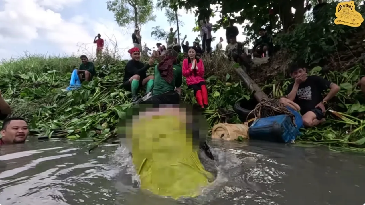 เอวา หน้าเหวอ เจอแก๊งเซียนหรั่งโชว์ก้นจังๆ กลางคลิป ชาวเน็ตดราม่าแห่ถามทำเกินไปไหม