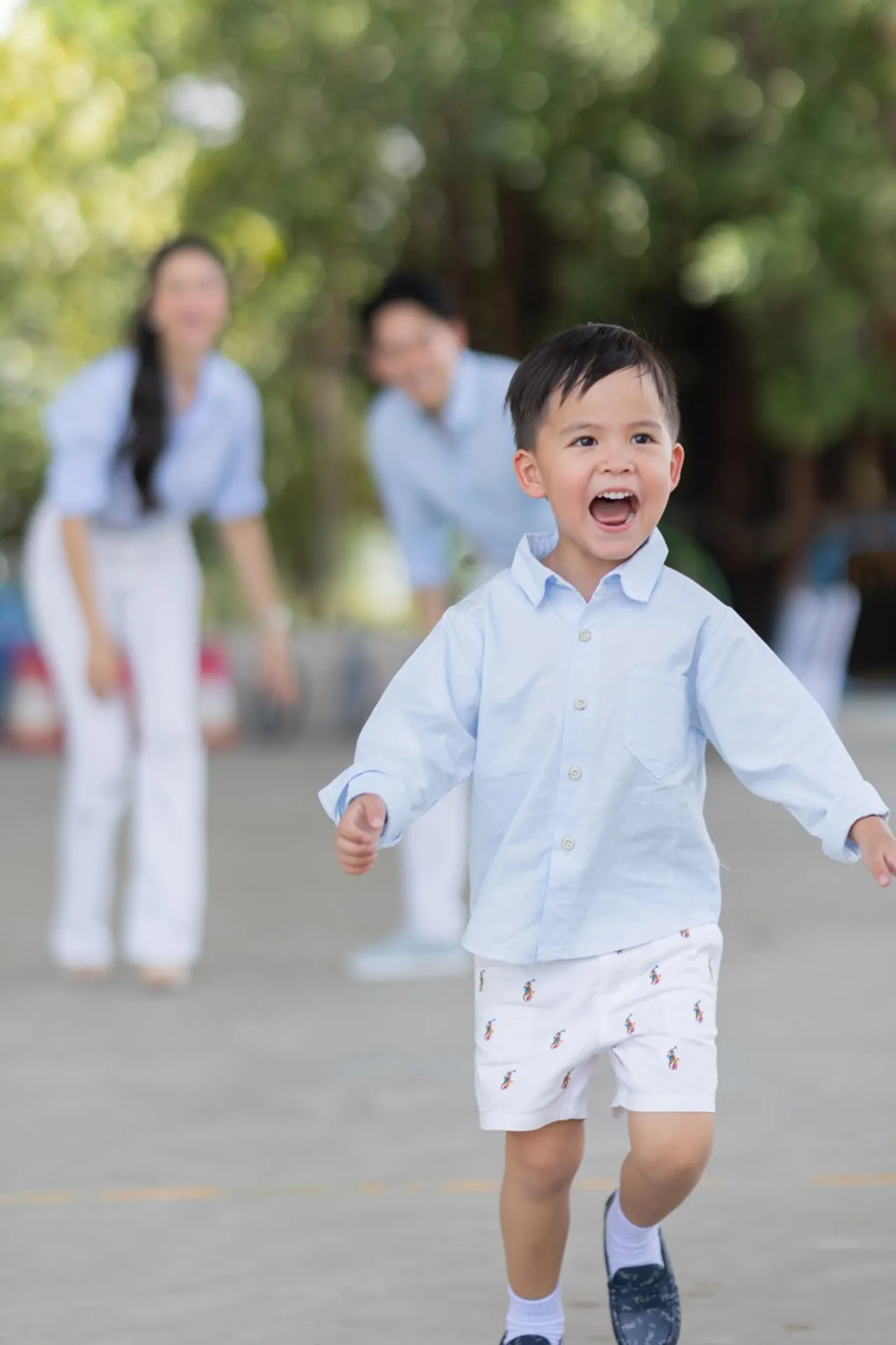 ริต้า-กรณ์ พา น้องกวินท์ เลี้ยงอาหารกลางวัน มอบทุนการศึกษาให้โรงเรียนที่ขาดแคลน