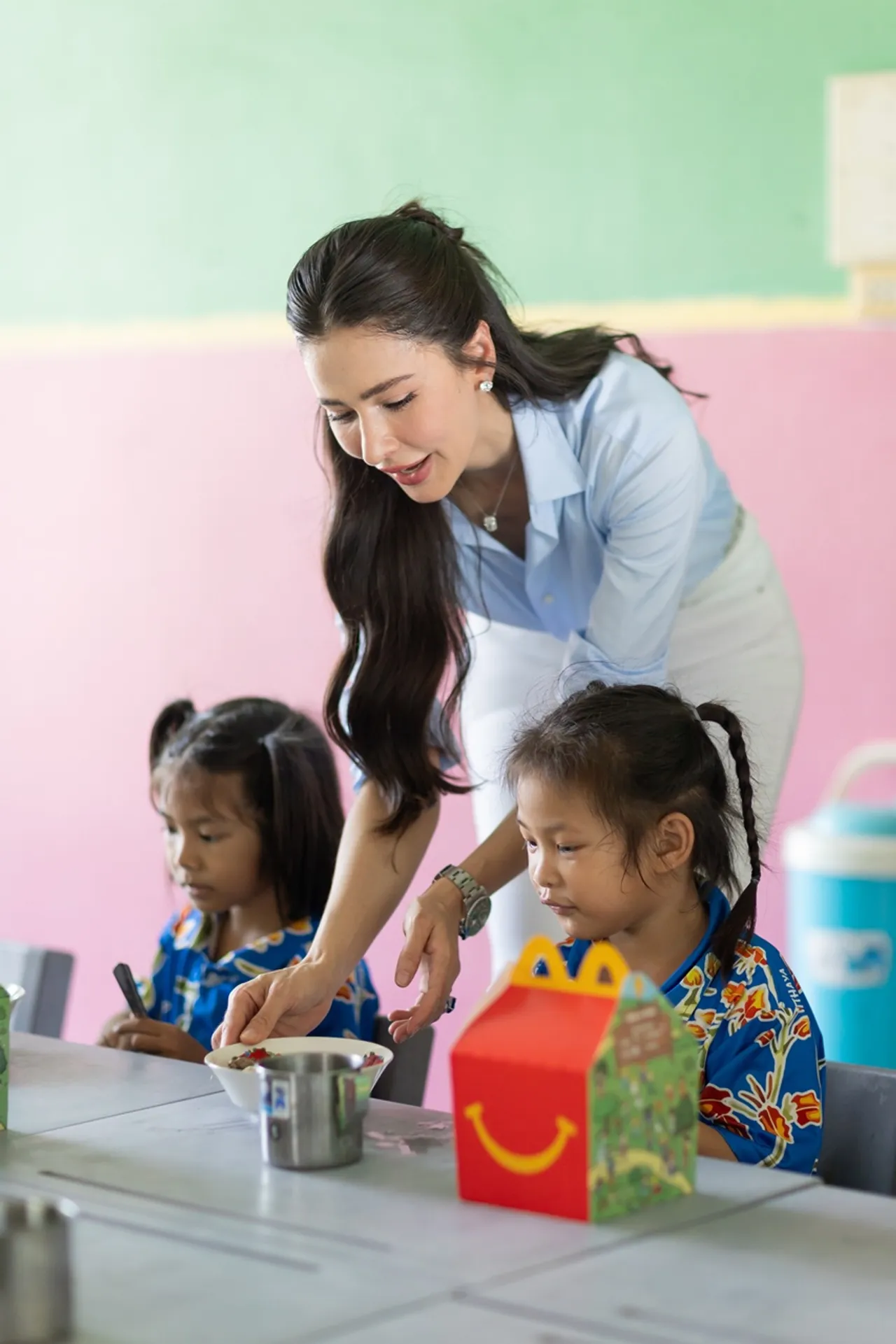 ริต้า-กรณ์ พา น้องกวินท์ เลี้ยงอาหารกลางวัน มอบทุนการศึกษาให้โรงเรียนที่ขาดแคลน