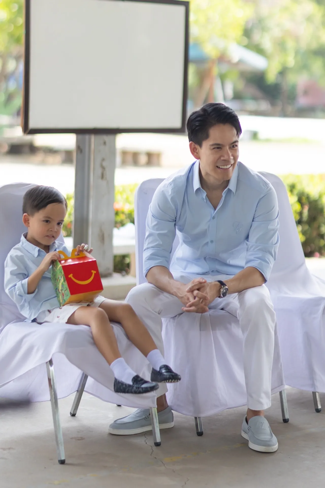 ริต้า-กรณ์ พา น้องกวินท์ เลี้ยงอาหารกลางวัน มอบทุนการศึกษาให้โรงเรียนที่ขาดแคลน