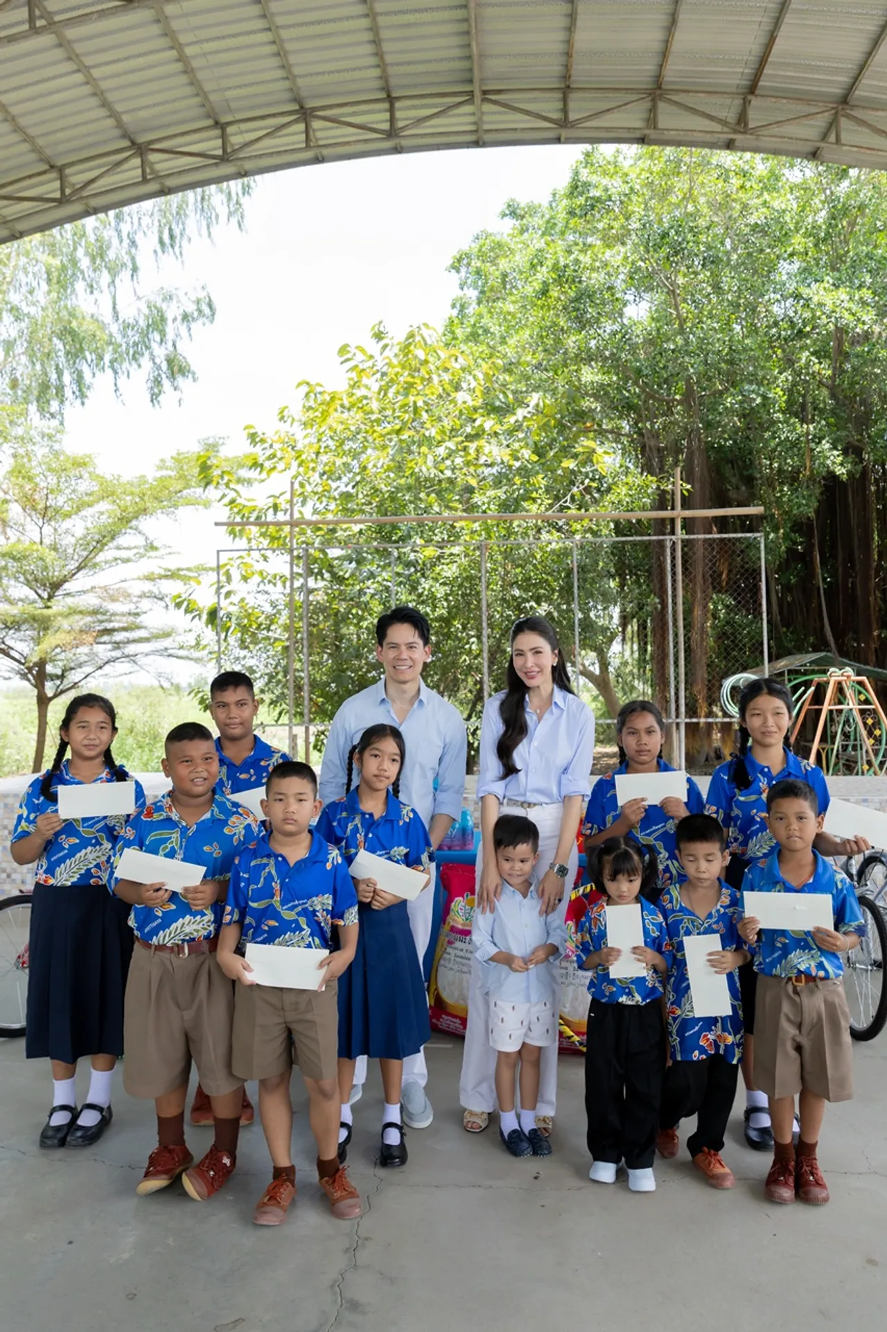 ริต้า-กรณ์ พา น้องกวินท์ เลี้ยงอาหารกลางวัน มอบทุนการศึกษาให้โรงเรียนที่ขาดแคลน