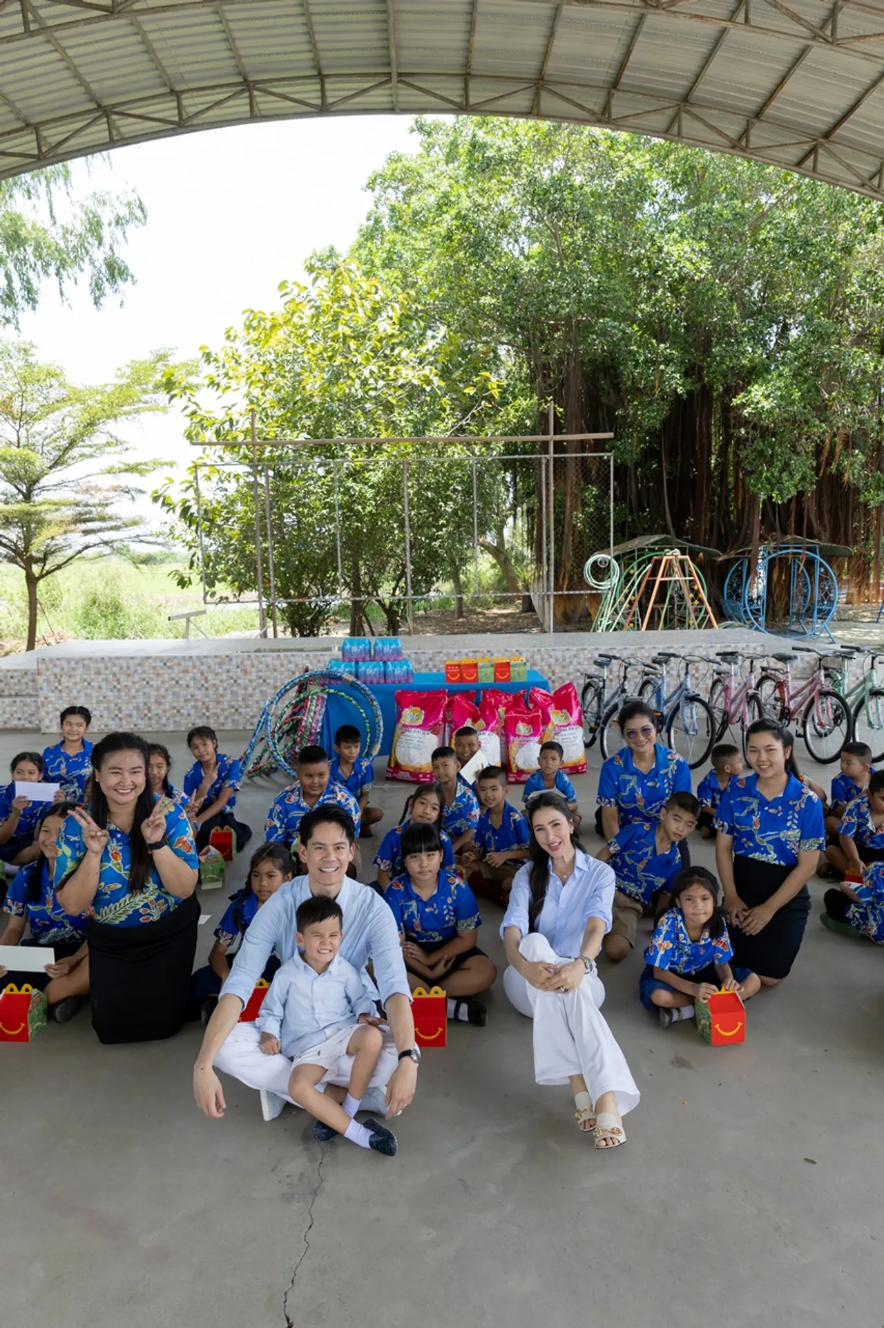 ริต้า-กรณ์ พา น้องกวินท์ เลี้ยงอาหารกลางวัน มอบทุนการศึกษาให้โรงเรียนที่ขาดแคลน