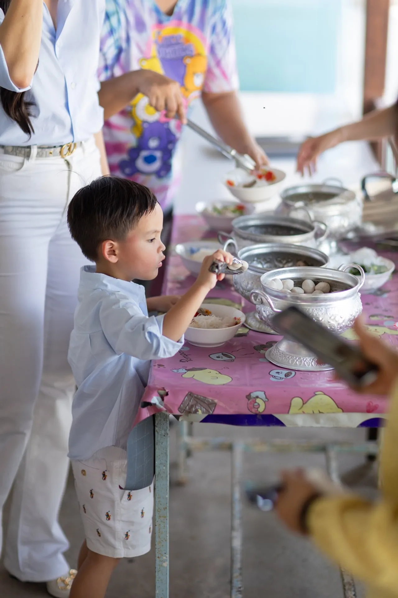 ริต้า-กรณ์ พา น้องกวินท์ เลี้ยงอาหารกลางวัน มอบทุนการศึกษาให้โรงเรียนที่ขาดแคลน