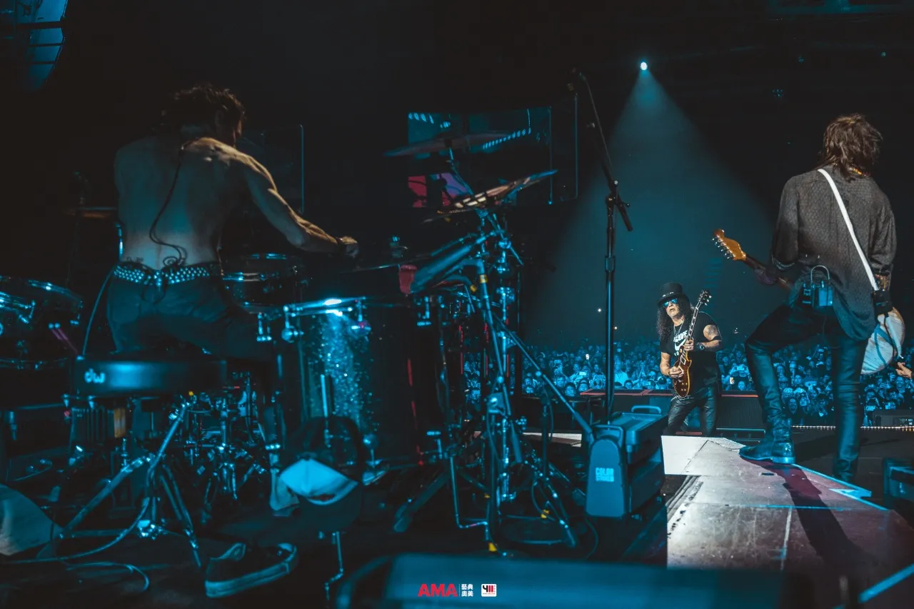 ชาวร็อกไม่ยอมพลาด รวมตัวแน่นธันเดอร์โดม-ต้อนรับตัวพ่อ กันส์ แอนด์ โรสเซส ชมโชว์สุดเดือด