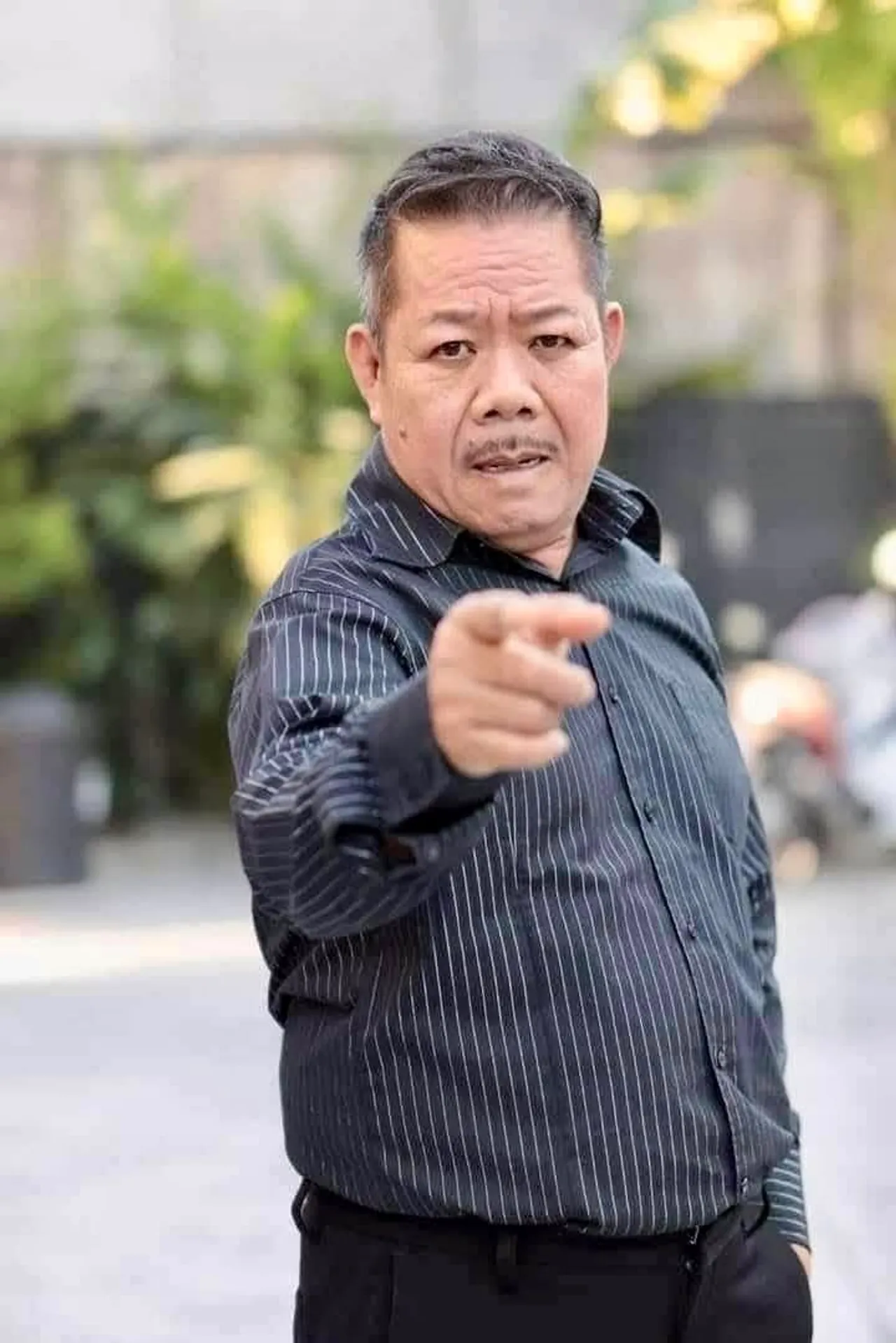 เปิดประวัติ อาฉี เสียงหล่อ นักแสดงตลกที่สร้างเสียงหัวเราะในยุคคาเฟ่เฟื่องฟู