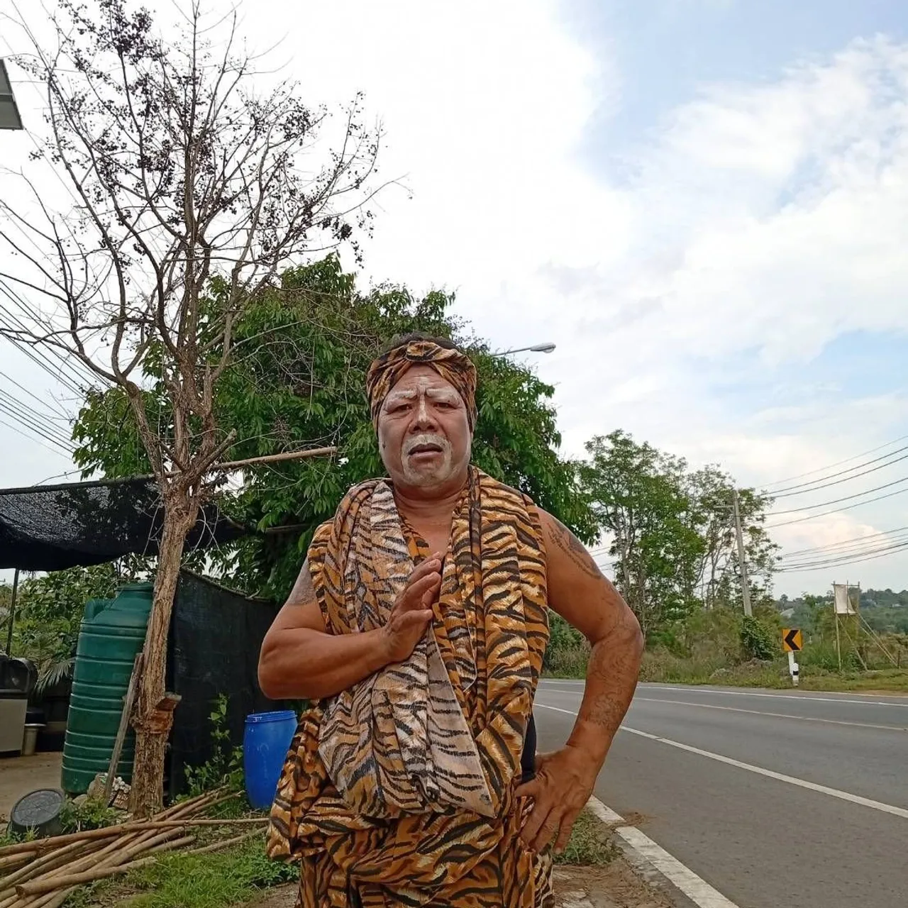 เปิดประวัติ อาฉี เสียงหล่อ นักแสดงตลกที่สร้างเสียงหัวเราะในยุคคาเฟ่เฟื่องฟู